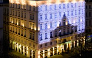 02-the-ring-hotel-facade-christmas