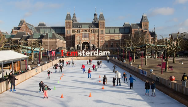 Fotograaf : Edwin van Eis - Ice Skating in front of Rijksmuseum