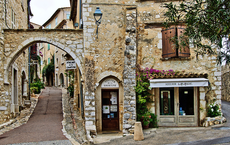 Streets of Saint-Paul-de-Vence (photo credit : info-provence.com)